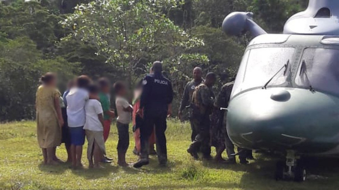 Sejumlah polisi mendekati para tersangka di wilayah Ngäbe-Buglé, Panama. - Reuters