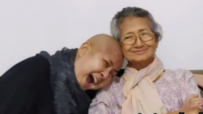 Mendiang Ria Irawan dan Ade Irawan. 