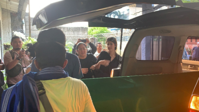 Jenazah Ade Irawan tiba di rumah duka.