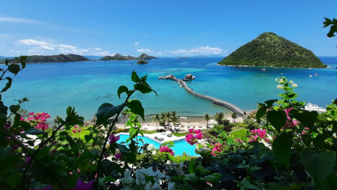 Pemandangan laut di Labuan Bajo dari atas Hotel Ayana Komodo.