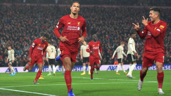 Virgil van Dijk sukses bobol gawang Manchester United