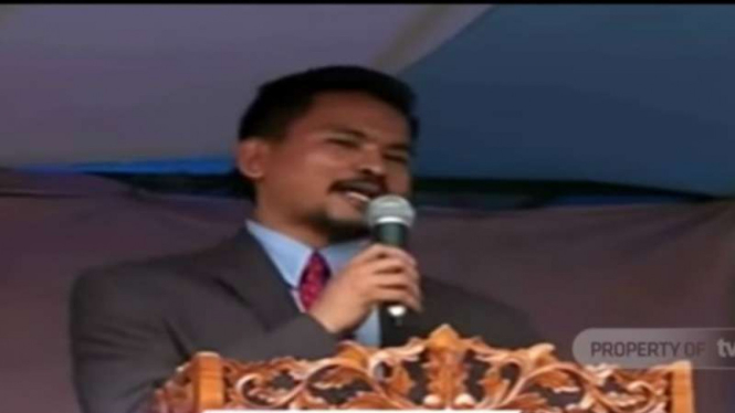 Rohidin, warga Tasikmalaya yang mengklaim mendirikan Kesultanan Selacau dan dia sebagai rajanya.