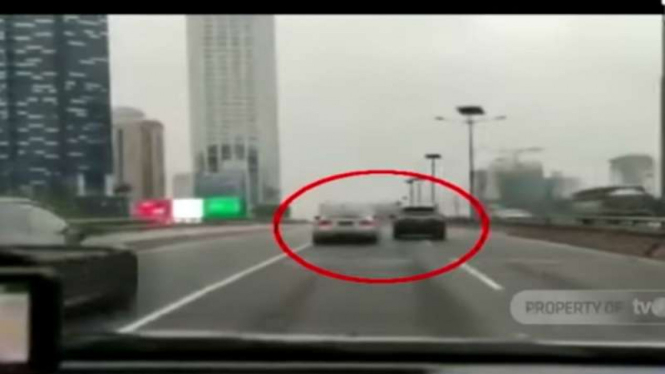 Satu di antara sedan peserta konvoi mobil-mobil BMW menabrak pembatas jalan di Jalan Tol Dalam Kota di Slipi, Jakarta Barat.