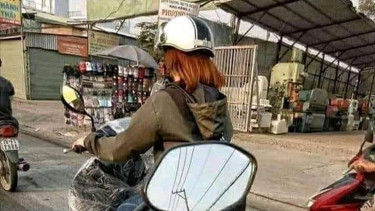 Pengendara motor wanita.