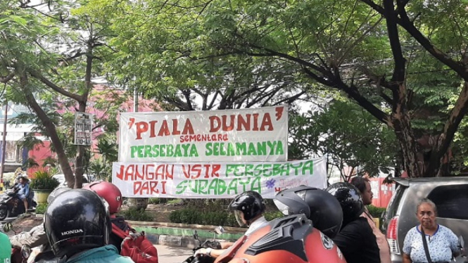 Spanduk Bonek tolak Piala Dunia 