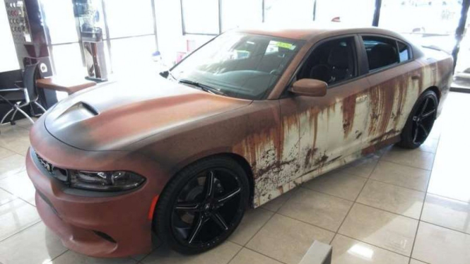 Mobil Dodge Charger dengan bodi berlapis stiker karatan