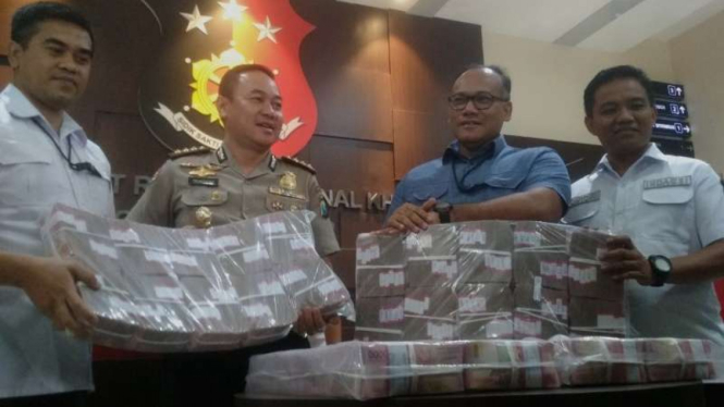 Ilustrasi polisi menunjukkan barang bukti uang Rp4,1 M kasus MeMiles 