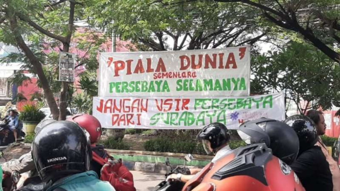 Spanduk Bonek tolak Piala Dunia U-20 di Surabaya.