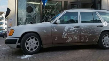 Mobil Mercedes-Benz yang bodinya dilukis oleh Nikita Golubev