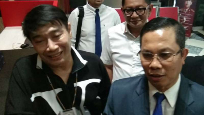Perancang busana Adjie Notonegoro (kiri) sesaat sebelum diperiksa oleh polisi dalam kasus investasi ilegal Memiles di Markas Polda Jatim, Surabaya, Rabu, 22 Januari 2020.