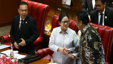 Ketua DPR Puan Maharani berjabat tangan dengan Wakil Ketua DPR Rachmat Gobel.