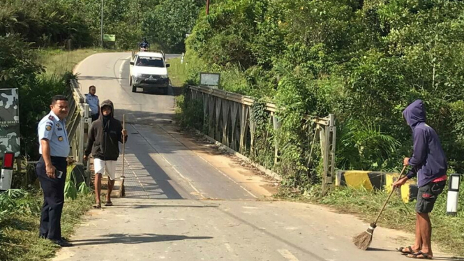 Warga Binaan Rutan Landak saat bersihkan jalan dan jembatanÂ