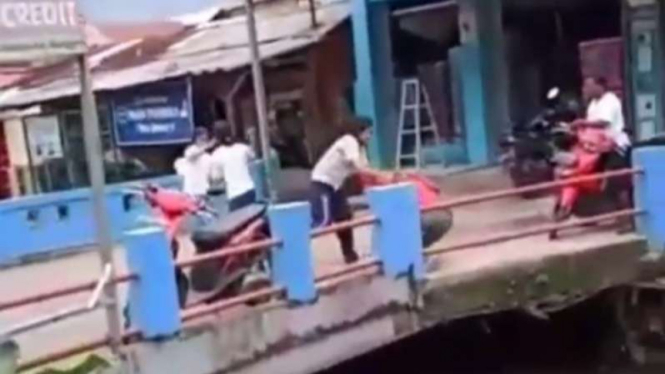 Empat siswi SMK saling baku hantam di jalanan.