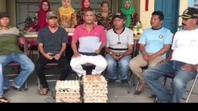 Warga Tanah Merah saat mengembalikan telur