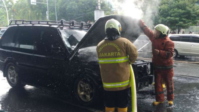 Jeep mewah terbakar di Cempaka Putih.