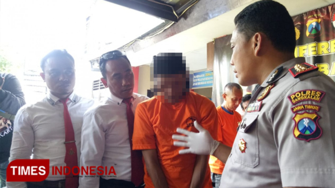 Kapolres Bangkalan AKBP Rama Samtama Putra menginterogasi oknum guru pesantren yang mengkonsumsi sabu dengan alasan agar kuat mengaji. (FOTO: Doni Heriyanto/TIMES Indonesia)
