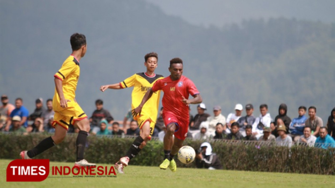 Aksi pemain Arema FC, Mariando Djonak (Merah) saat laga uji coba melawan Bintang Semeru di Lapangan Agrokusuma, Kota Batu pada (22/1/2020). (Foto : Ovan Setiawan / TIMES Indonesia)
