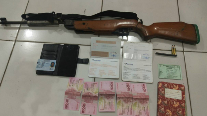 Barang yang diamankan dari oknum KKB yang ditembak
