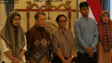 Sandera Abu Sayyaf, Farhan yang sudah bebas diserahkan Menlu Retno Marsudi 