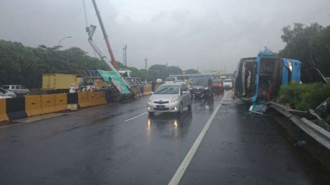 Bus Damri Kecelakaan di Tol Bandara, Kamis, 23 Januari 2020.