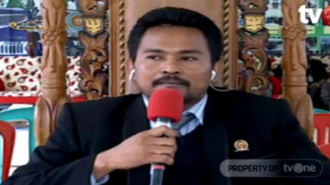 Rohidin, pria yang mengaku keturunan kesembilan raja Pajajaran dan kini memimpin Kesultanan Selacau di Tasikmalaya, Jawa Barat.