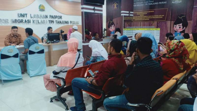 Suasana pelayanan paspor di Unit Layanan Paspor Atom Mall Kantor Imigrasi Tanjung Perak Surabaya.