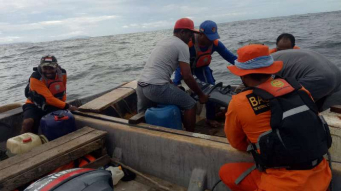 Tim Basarnas mencari pengendara speed boat yang hilang.