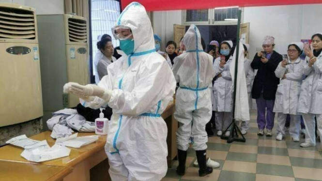 Para tenaga medis di Wuhan, China, yang siap menolong pasien virus corona.