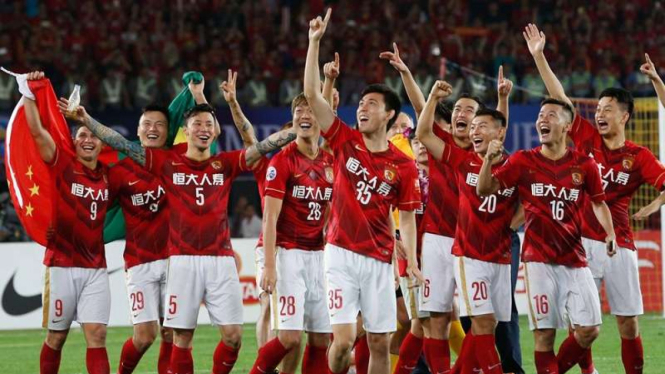 Para pemain Guanzhour Evergrande merayakan kemenangan di Liga Super China.