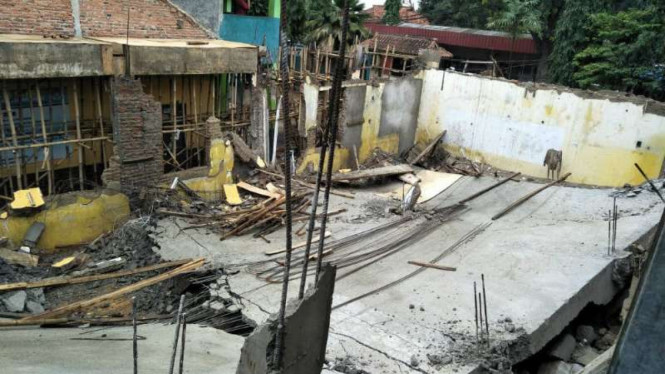Proyek bangunan sekolah ambruk di Parung, Bogor.