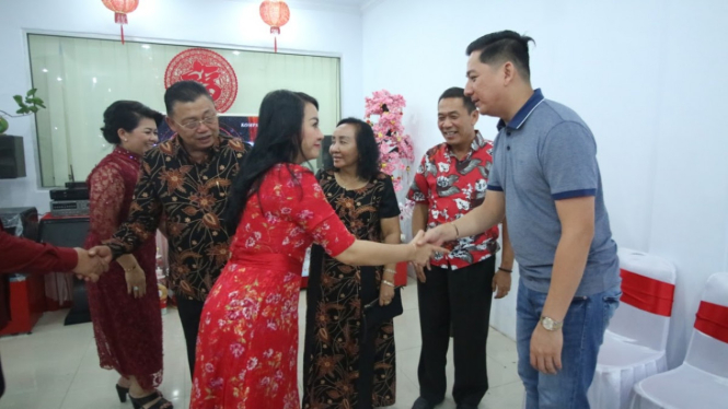 Bupati Landak Karolin saat Imlek di rumah warga Tionghoa di Ngabang