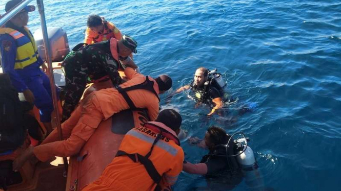 Petugas Tim SAR Mataram berhasil menemukan seorang turis asal Finlandia 
di Gili Meno Minggu 26 Januari 2020