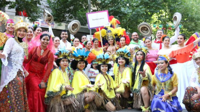 Komunitas Indonesia di Melbourne mengenakan pakaian daerah dari 10 provinsi 10 New Bali" untuk meramaikan Hari Australia."
