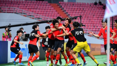 Pemain Korea Selatan melakukan selebrasi