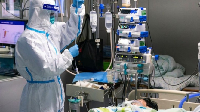 Perawat menangani pasien virus corona di China