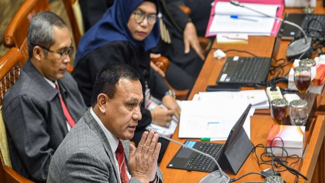 Ketua Komisi Pemberantasan Korupsi (KPK) Firli Bahuri  dan pimpinan KPK lain di Gedung DPR RI