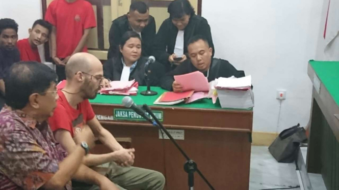 Terdakwa ?Bernd Ulrich Heumann saat menjalini sidang di PN Medan