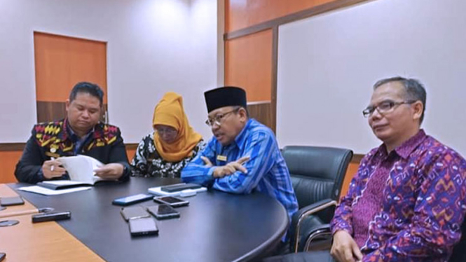 Sekretaris Daerah Provinsi NTB Lalu Gita Ariadi (tengah) saat jumpa pers terkait antisipasi virus corona di ruang rapat Sekda NTB, Selasa (28/1/2020).(FOTO: Humas Pemprov NTB)