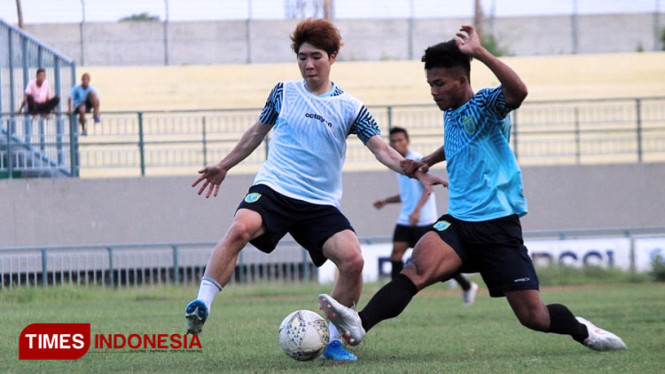 Shunsuke Nakamura menjalani latihan perdana bersama Persela, di Stadion Joko Samudro Gresik, Selasa, (28/1/2020). (FOTO: MFA Rohmatillah/ TIMES Indonesia)