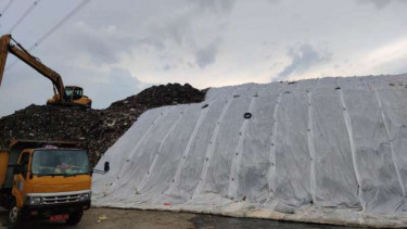 Gunungan sampah di TPA Depok.