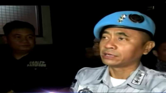Rangga Sasana, sekretaris jenderal kelompok Sunda Empire, saat tiba di Markas Kepolisian Daerah Jawa Barat, Bandung, setelah dia ditetapkan sebagai tersangka.