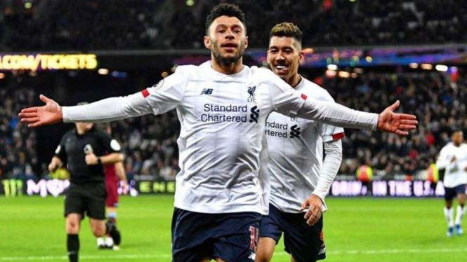 Gelandang Liverpool, Alex Oxlade-Chamberlain, melakukan selebrasi
