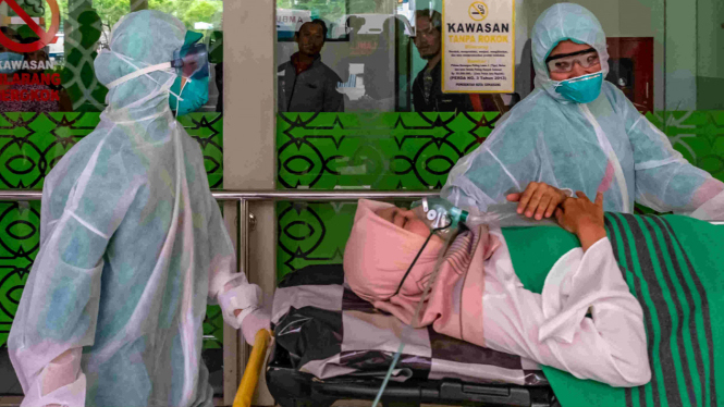 Simulasi penanganan pasien suspect virus Corona.