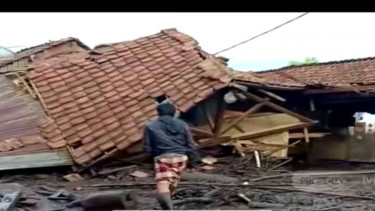 Permukiman penduduk di dua desa di Kabupaten Bondowoso, Jawa Timur, porak-poranda setelah disapu banjir bandang pada Rabu lalu.