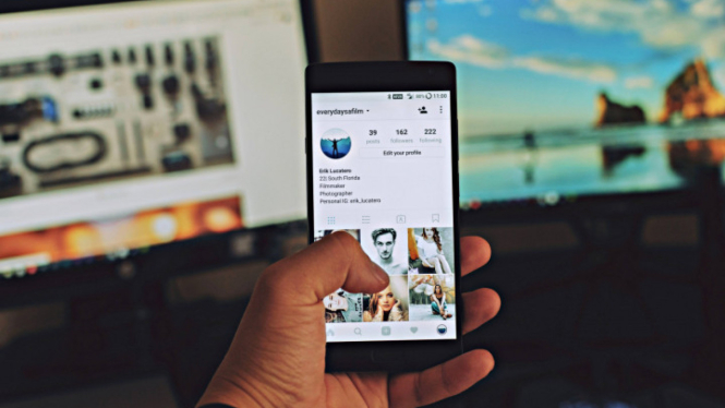Ternyata Milenial Suka Cari Informasi Promo E-Payment di.... (FOTO: Unsplash/Erik Lucatero)