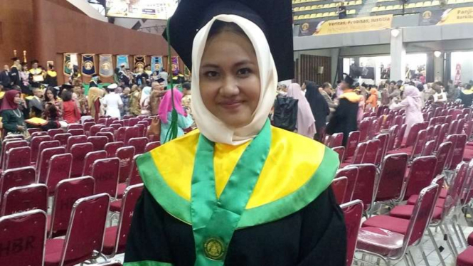 Gadis Ini Lulus dari Kedokteran UI di Usia 19 Tahun.