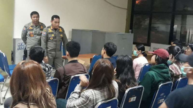 Satpol PP Depok menjaring pasangan tanpa nikah di apartemen, di Depok.