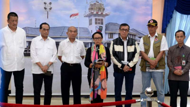Menlu Retno Marsudi dan sejumlah pejabat di Halim Perdana Kusuma, Jakarta.