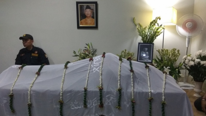 Jenazah KH Salahuddin Wahid atau Gus Solah tiba di rumah duka di Jakarta 