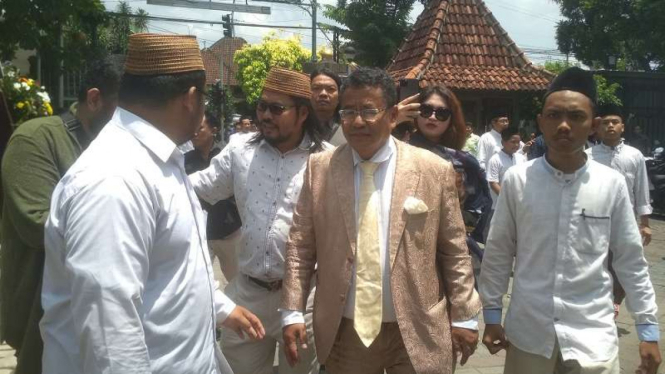 Pengacara kondang Hotman Paris melayat Gus Sholah di Pesantren Tebu Iren